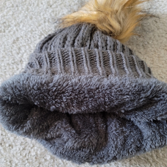 Womens Winter Handcrafted Knit Beanie Hat Cap Headgear Faux Fur Pom Pom Gray NEW - Picture 4 of 10